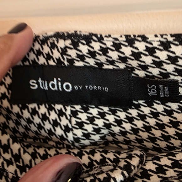 Torrid Black and White Houndstooth Women's Trousers - Picture 2 of 8